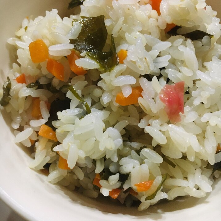 昆布茶で簡単♪わかめの梅かやくご飯